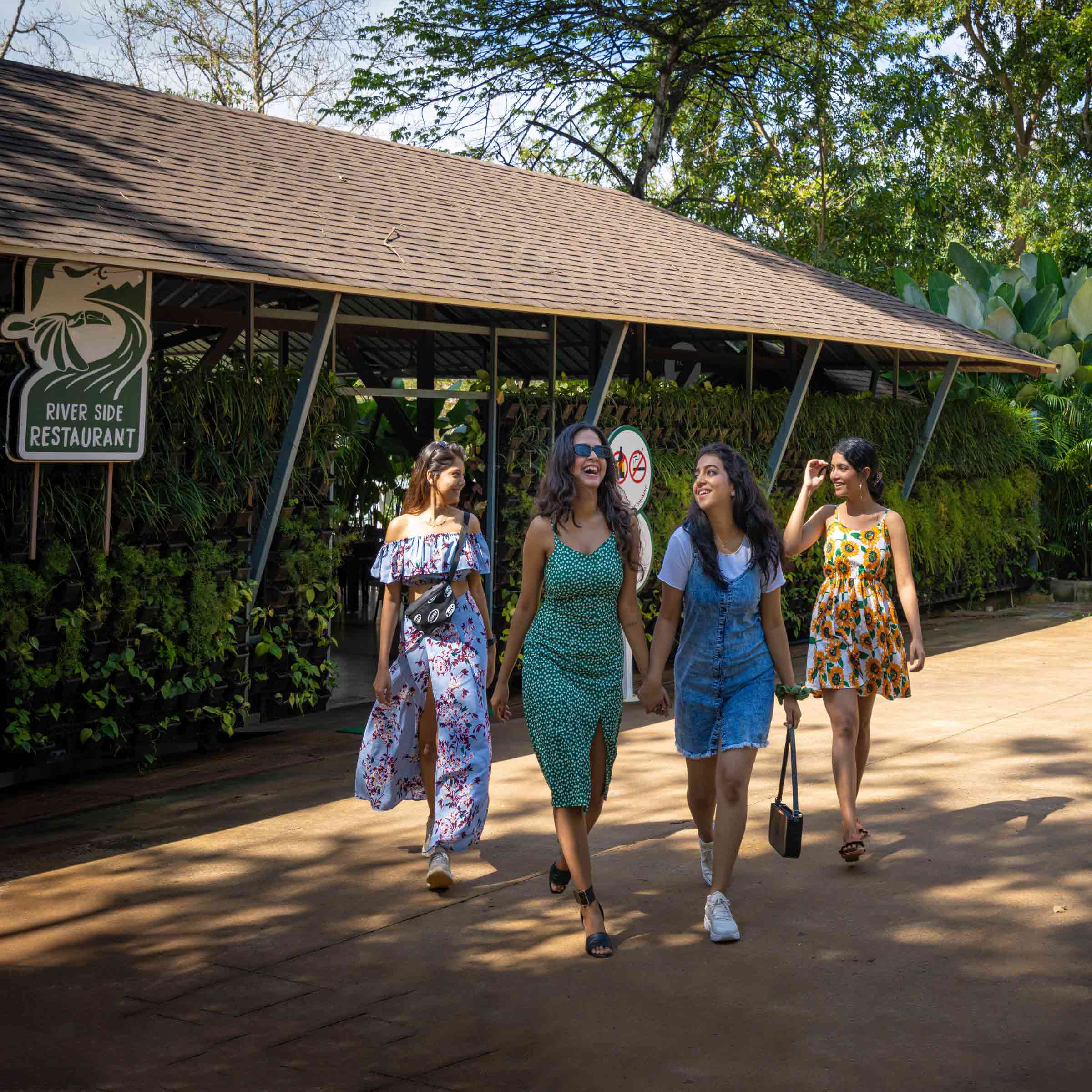 Whistling Woodzs dining riverside 1